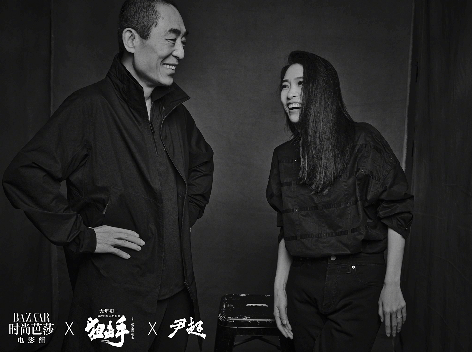 父女 张艺谋带着大女儿拍时尚大片,父女俩人瞅着真像,穿得简单很舒适