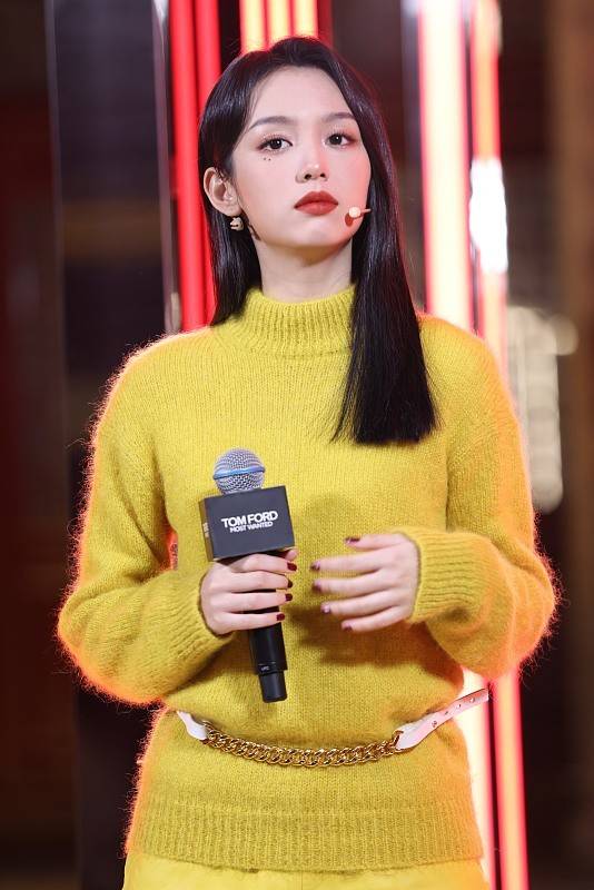 整体 周也的“筷子腿”好迷人，姜黄色针织衫配A字裙温柔高级，超养眼