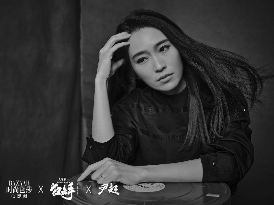 合体 张艺谋与女儿合体拍大片，诠释黑白影像拉足氛围感，父女俩好默契