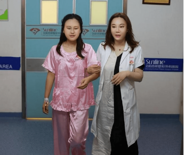 社会歪脸女孩整容成功后拒当网红，终圆教师梦，网友评其：不忘初心