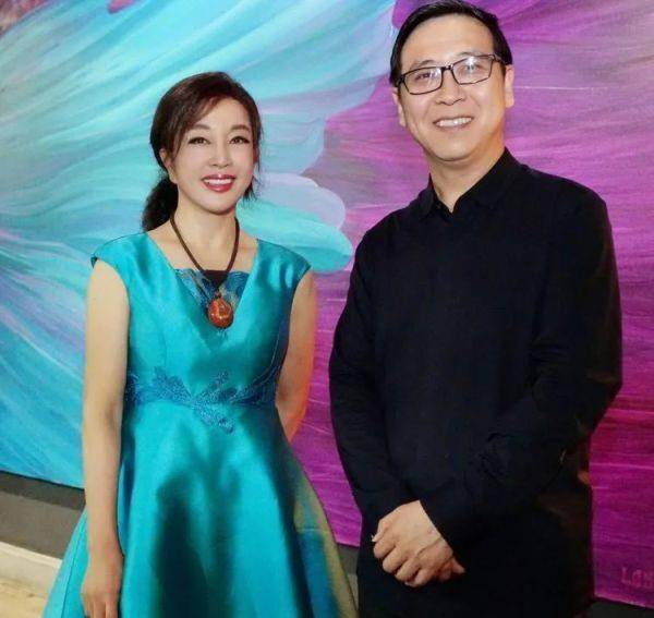 水蓝 66岁刘晓庆厉害了，一袭水蓝缎面裙诠释出高级美，优雅气质好出