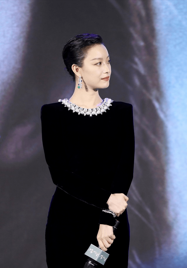 作用 倪妮的冷艳脸穿啥都高级，奶奶辈的复古绿色旗袍穿身上，不显老气