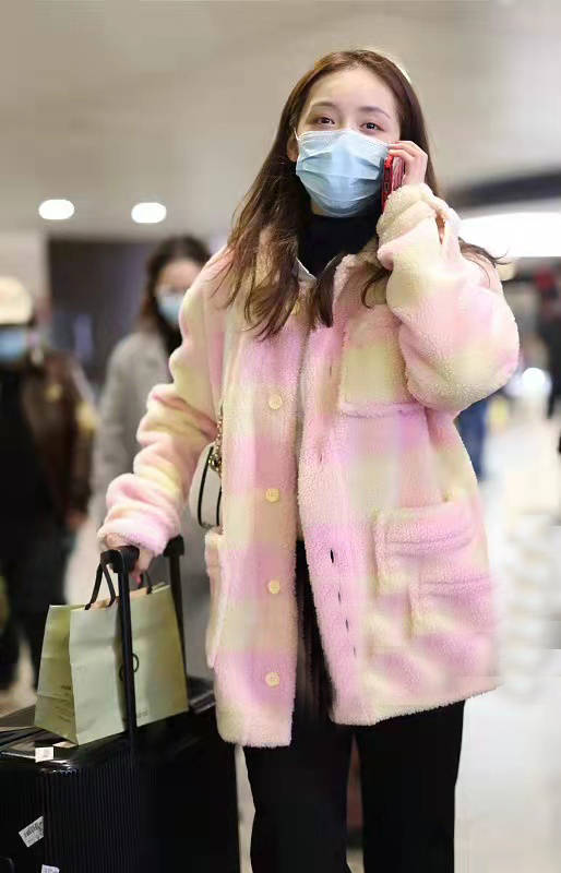 黑色 孙伊涵粉色毛绒格子外套配黑色休闲裤，时尚保暖又舒适