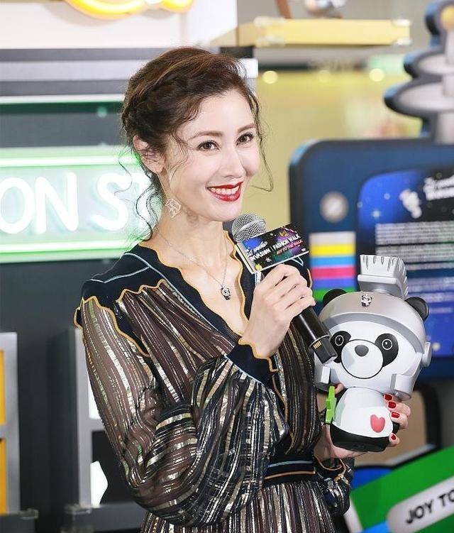 李嘉欣 裙子还是优雅地好看,学李嘉欣这么搭配,显年轻还不装嫩