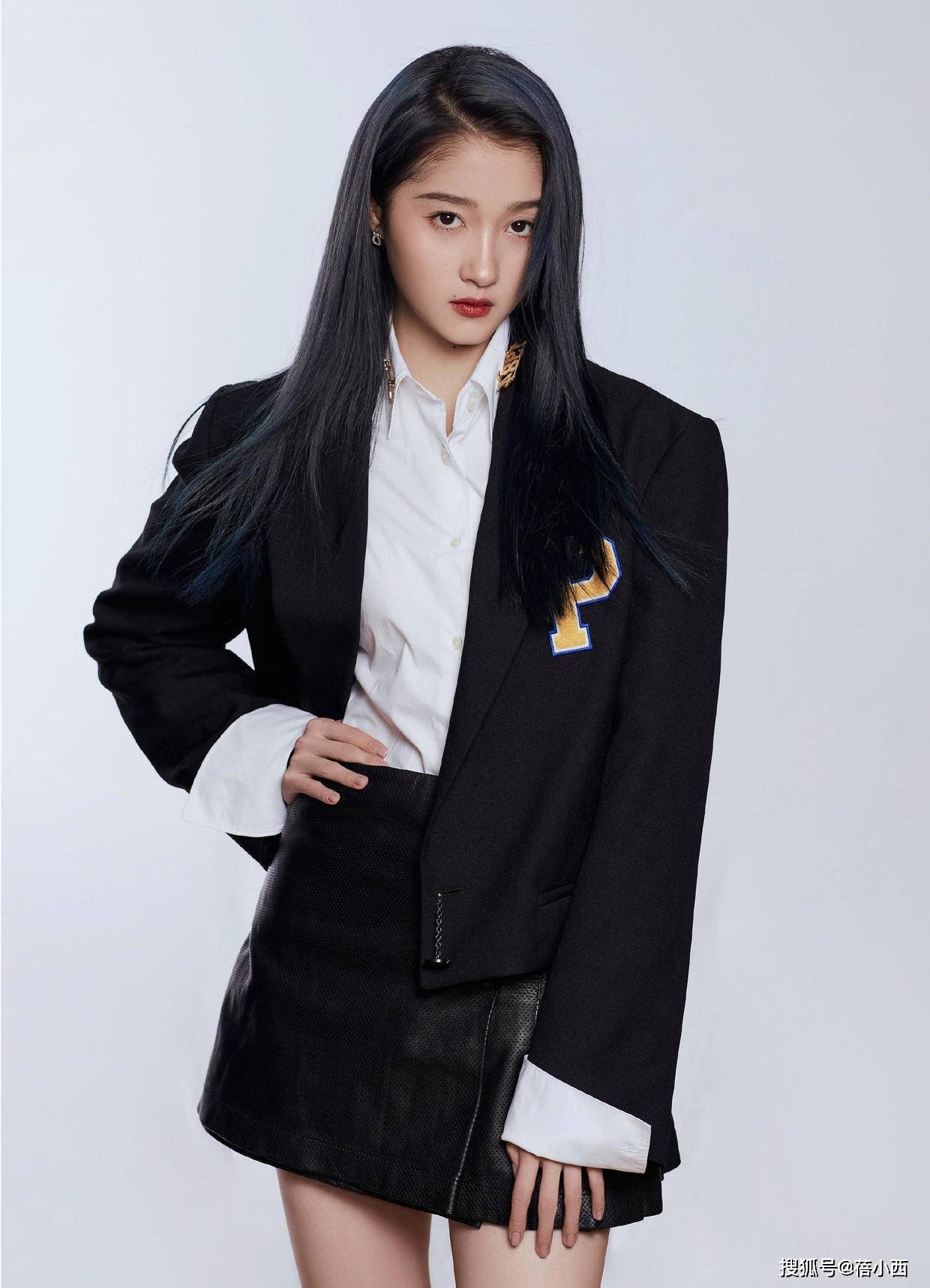 飞行员 “关晓彤”越来越时髦！穿飞行员外套配上棒球帽走机场，气场全开