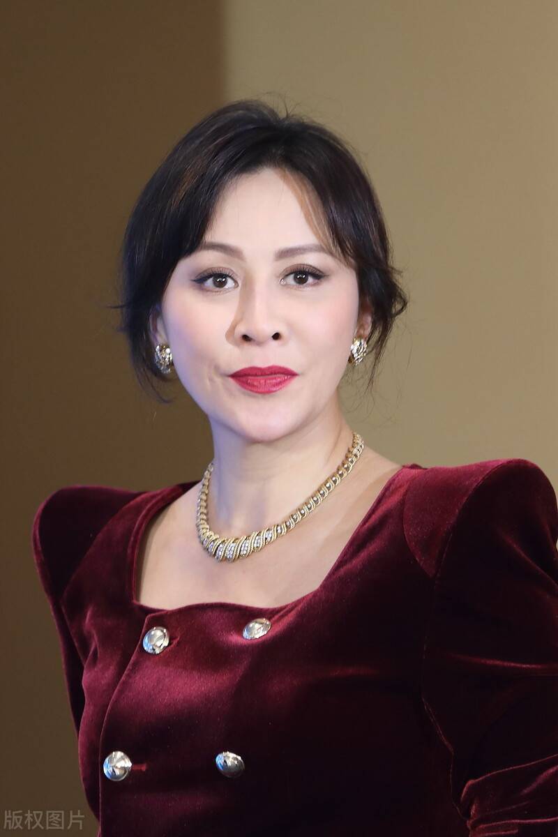 原创刘嘉玲拥抱古天乐肩带突然滑落古天乐的眼睛暴露人品