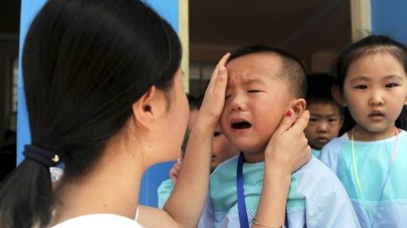 家长|“最美幼教”走红，身材媲美一线女星，校长笑称：接娃的都是爸爸