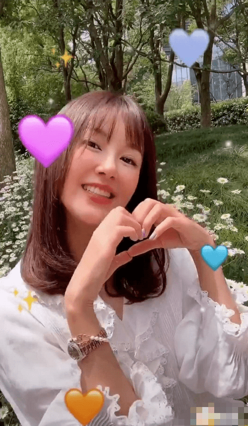 张子萱晒老公视角比心秀恩爱,花式卖萌少女感爆棚_陈赫_女儿_夫妻俩