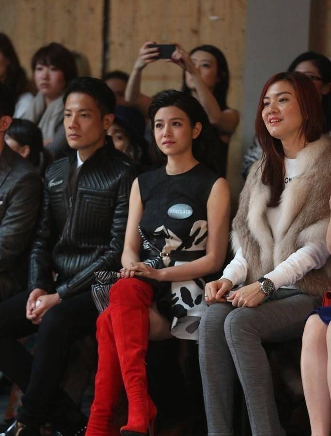 短裙 陈妍希的身材正好,穿短裙的时候很可爱,少女感十足特别美