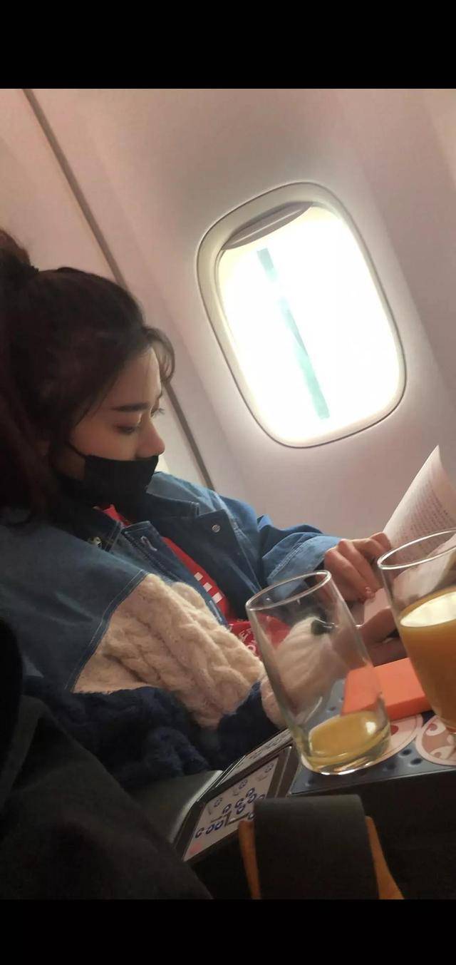 下巴网友偶遇火箭少女，吴宣仪头围比路人小很多，张紫宁却一直在学习