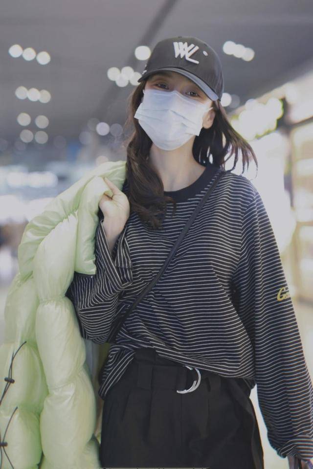 轮廓穿横条纹休闲造型，素颜状态好但无神，眼部妆容真的很重要