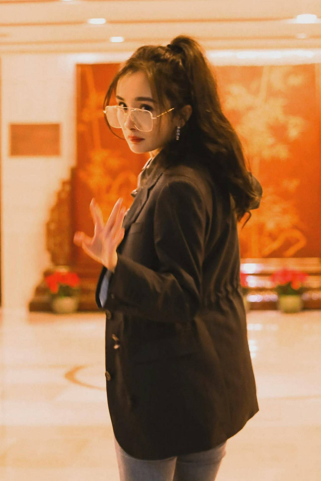 卷发高马尾太常见,女明星都爱上瀑布高马尾,唐嫣李沁扎上减龄又元气