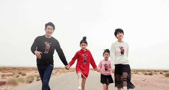 妻女 陆毅携妻女香港苍蝇馆聚餐,穿大衣被粉丝追捧,两女儿五官像爸爸