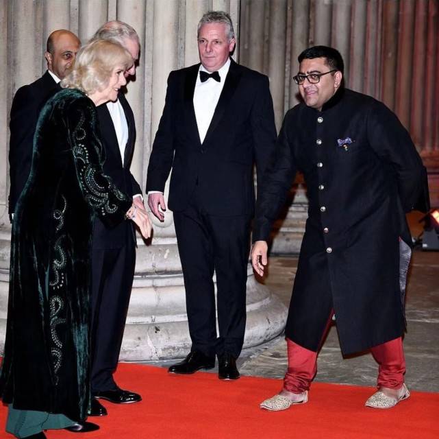 设计 英国的未来王后不好当！卡米拉连着三天亮相，穿天鹅绒长褂太霸气