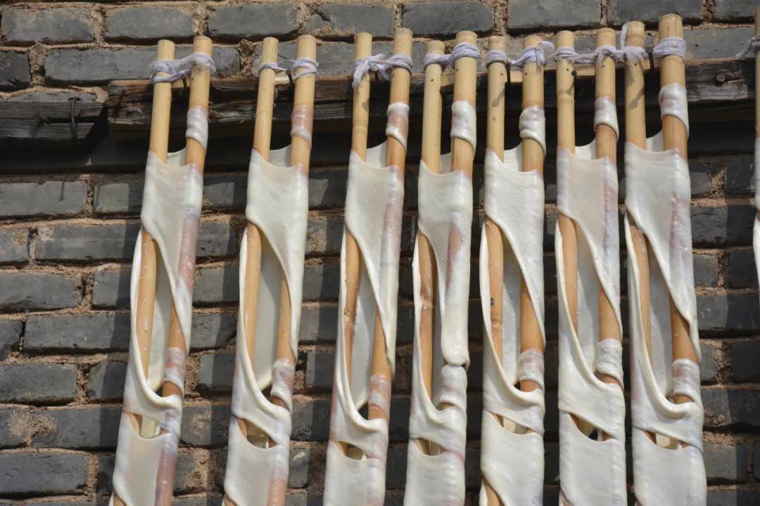 最简单的吃法,是将新鲜晾晒好的乳扇,蘸上清甜的土蜂蜜,卷一卷塞在