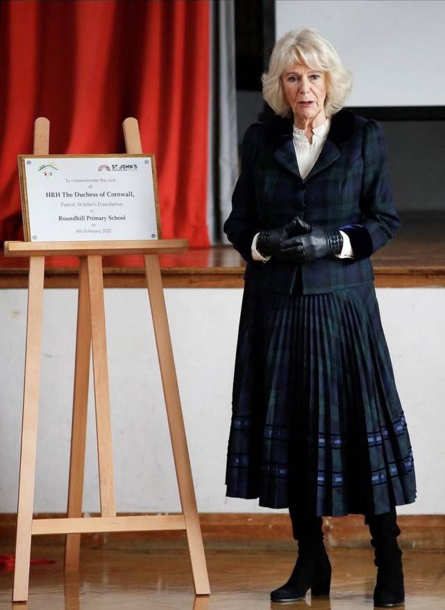 设计 英国的未来王后不好当！卡米拉连着三天亮相，穿天鹅绒长褂太霸气