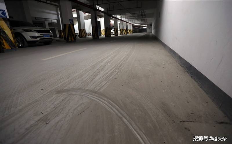 绍兴一小区地下车库尘土飞扬,小区业主叫苦不迭_地面_灰尘_大池