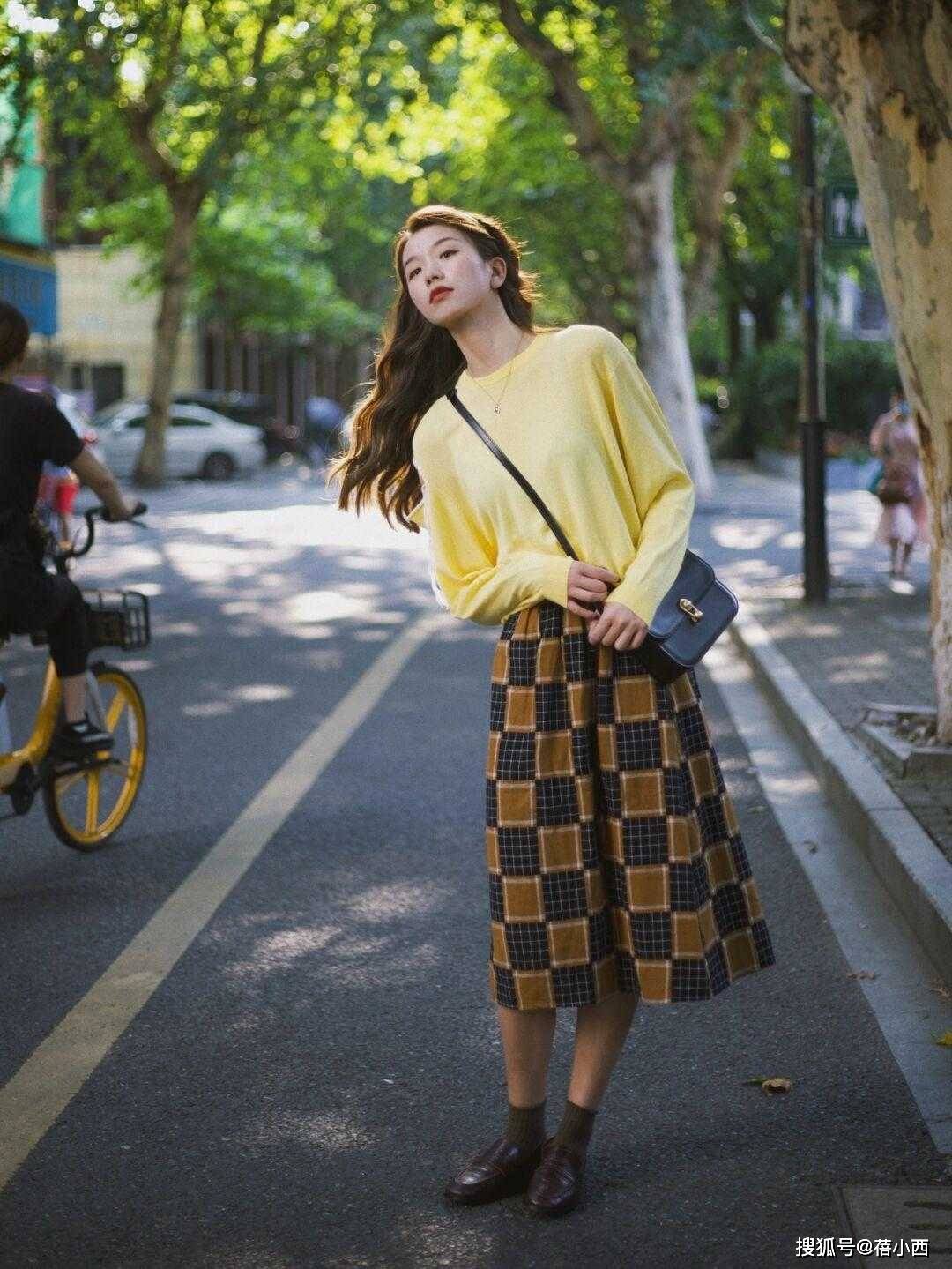 毛衣 今年春季火了这3条半身裙,配毛衣和西装都很合适,好看还实用