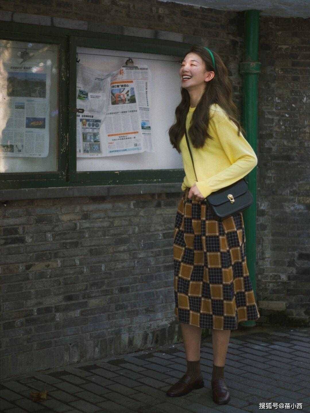 毛衣 今年春季火了这3条半身裙,配毛衣和西装都很合适,好看还实用