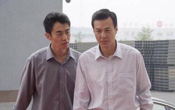 他是"国民好男人",走红多年无绯闻,现如今一家三口幸福美满_朱铁_生活