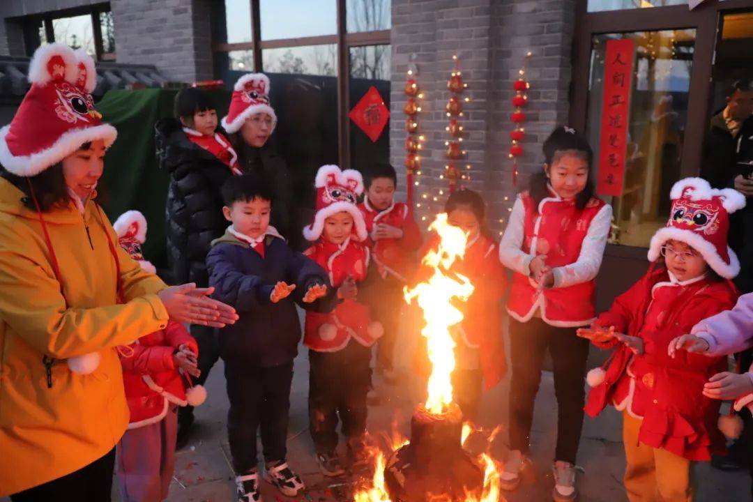 美好生活的期望,希望点燃旺火开启一年新的篇章,转旺火讲究正转三圈