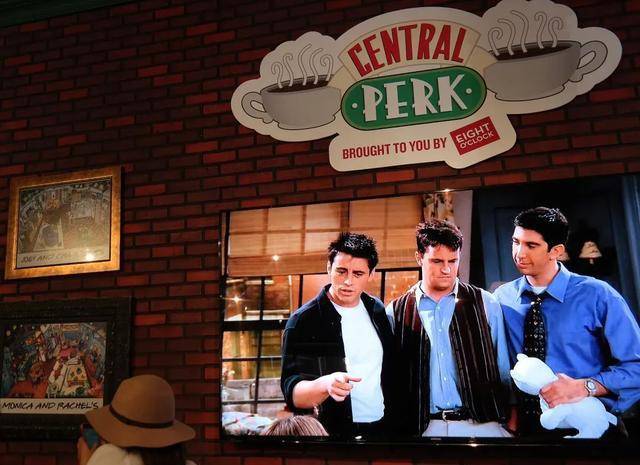 在老友记咖啡馆,王新欣依然独自坐着,但是心里不再感觉空落落,她经常