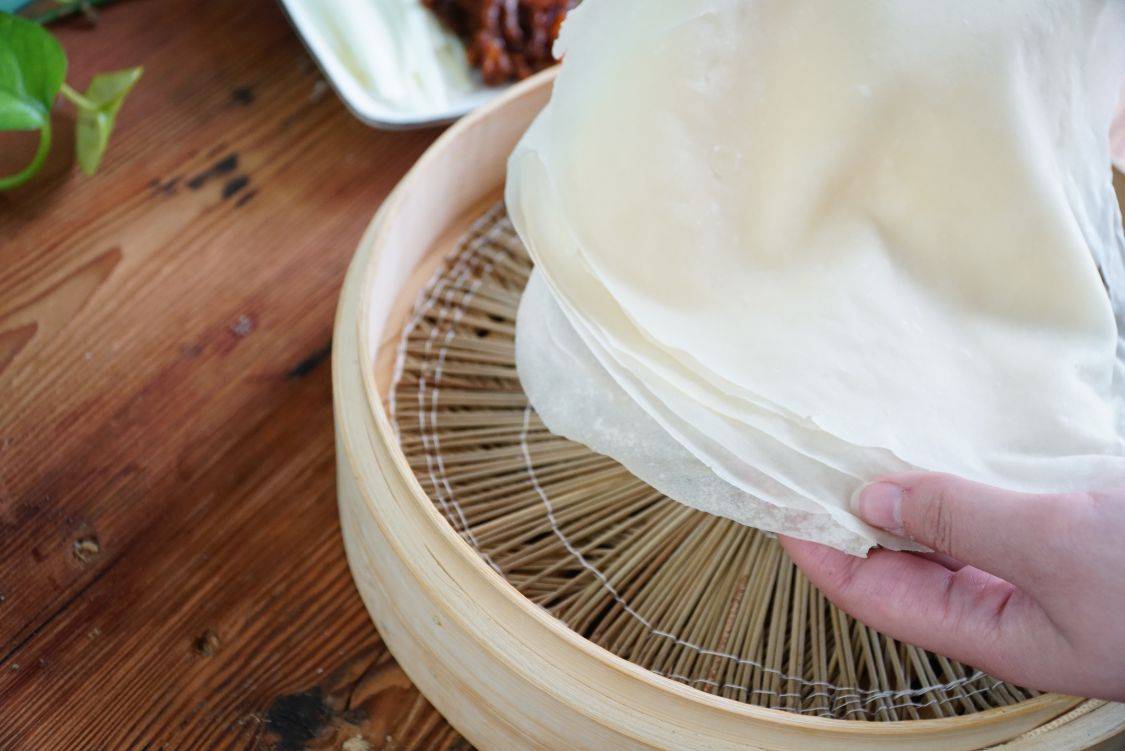 春天到了,教你做春饼,一次能做十多张,透明筋道不破皮,省事_面团_市井