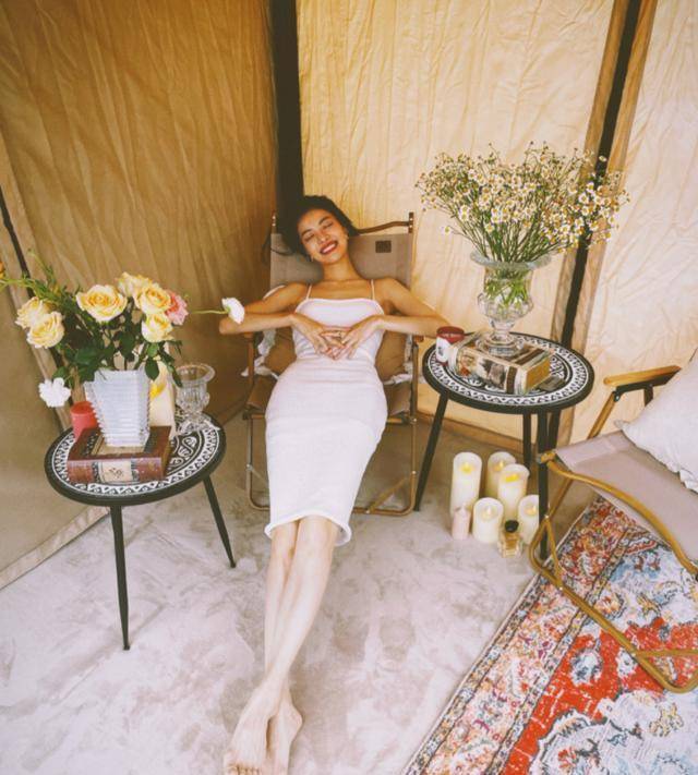 女友 世界首富带女友追星，52岁女友穿白裙秀身材，少女腰太纤细