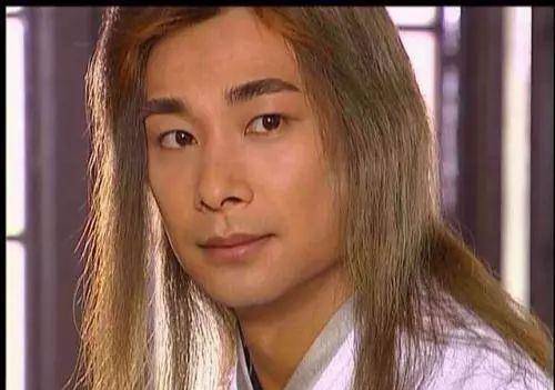 蓝发男星古装挑战染发，朱一龙像化老年妆，何润东却更嫩了！