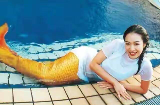 鱼尾 钟丽缇时隔28年再演美人鱼,穿吊带泳池里游泳美成童话世界,重拾往日精彩