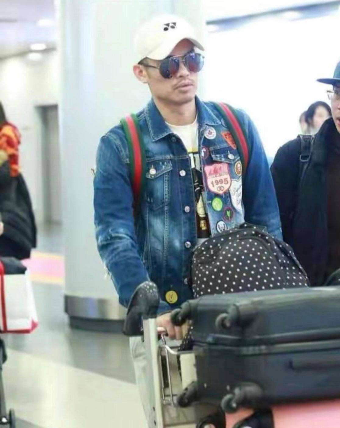 颜色 林丹一家四口走机场,全程牵儿子好宠溺,谢杏芳穿小黑裤长腿瞩目