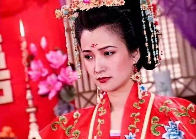 那些老了就演皇后太后的演员,年轻时都是大美人,老了气质依旧_王艳