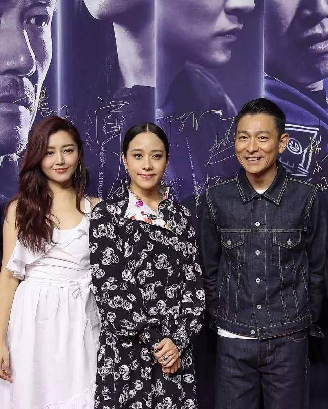 吊带 林嘉欣才41岁,就把自己打扮成老年人?童年的男神刘德华老了!