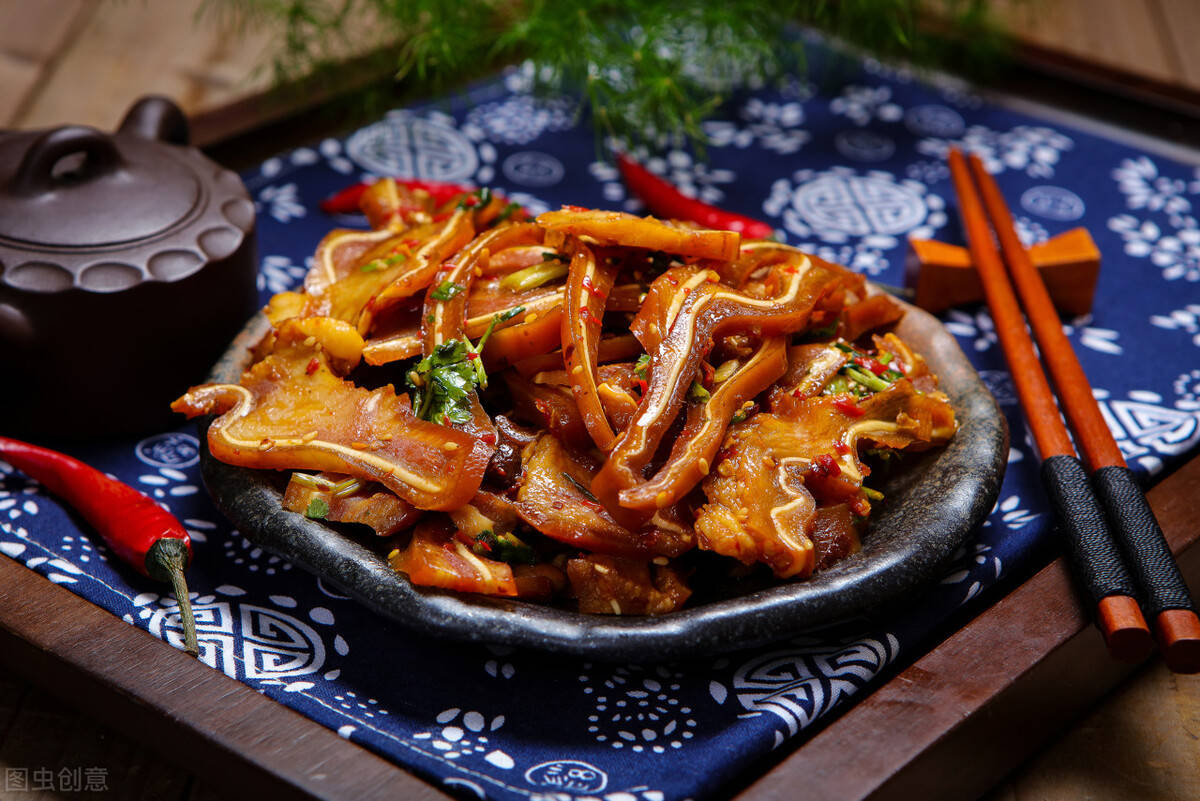 这道非常美味又下酒的菜品就是凉拌猪耳朵,自己在家烹饪凉拌猪耳朵的