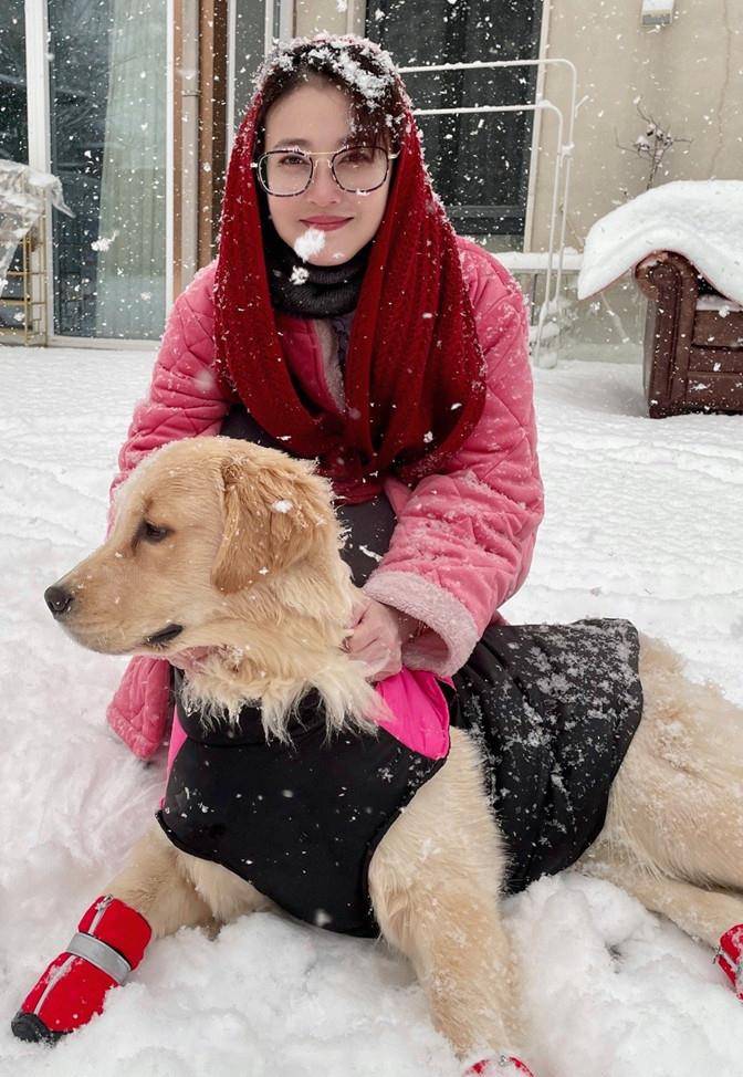 状态 周海媚晒雪中美照，穿居家服凹造型堆雪人，头戴围巾像未过门小媳妇