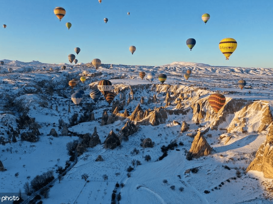 土耳其热气球扮靓天空鸟瞰卡帕多西亚冰雪世界