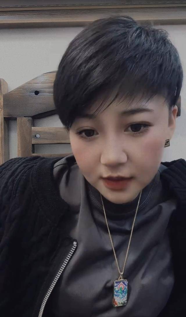 原创赵本山徒弟胖丫近况曝光开直播与粉丝互动又瘦又美已复出唱戏