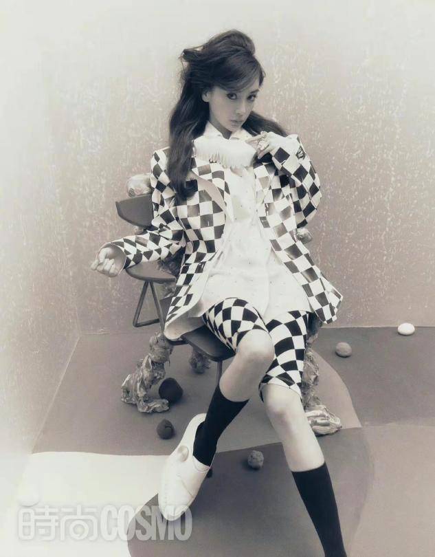 棋盘 baby离婚后重拾混血风,高调登开季封,复古明艳变奥黛丽赫本