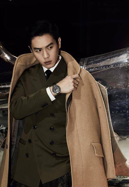 原创张若昀喷防晒像灭火器群众演员的表情亮了网友直男