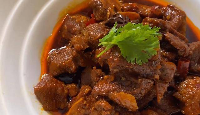 家庭版红烧牛腩的做法,做法简单,好吃又营养_小火_食物_八角