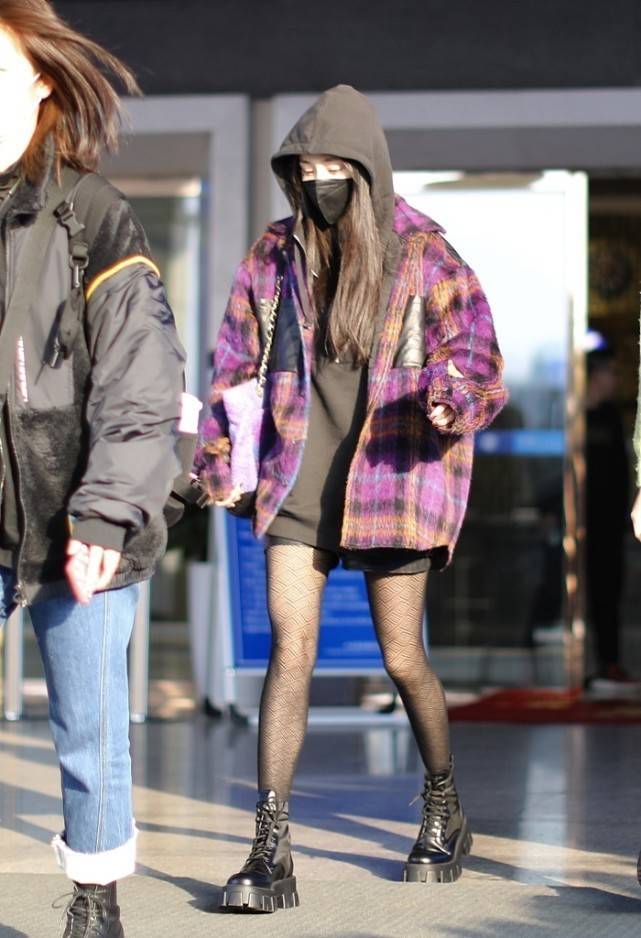 过程 杨幂看着和小女孩一样,下雪天穿着笨重棉服出门,圆圆鼓鼓很可爱