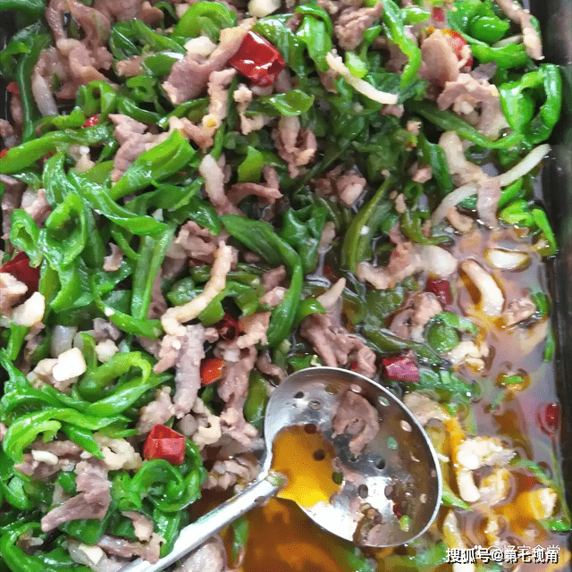 重庆小伙子在工地摆摊,150份盒饭半小时抢光,看到价格不敢相信_大哥