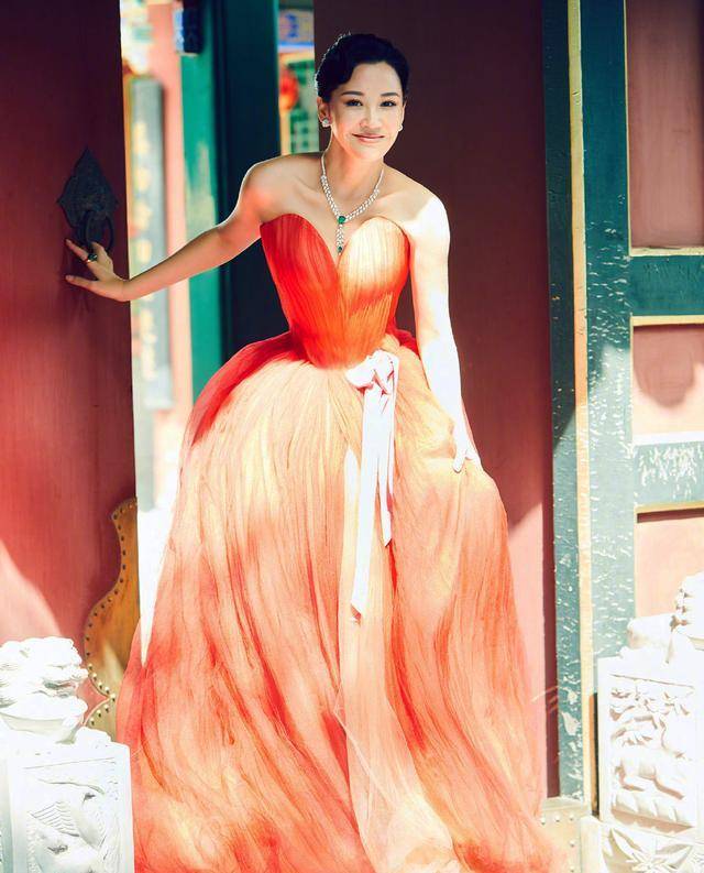 西装 许晴不扮嫩时太迷人，穿丝绒红装秀细腰长腿，50岁的脸嫩而不僵