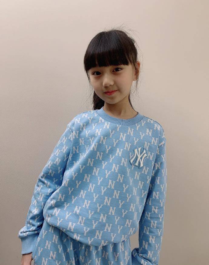 原创邓伦女儿小山竹教妈妈拍辣妹照淡出娱乐圈越长越美