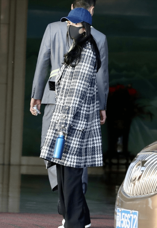 过程 杨幂看着和小女孩一样,下雪天穿着笨重棉服出门,圆圆鼓鼓很可爱