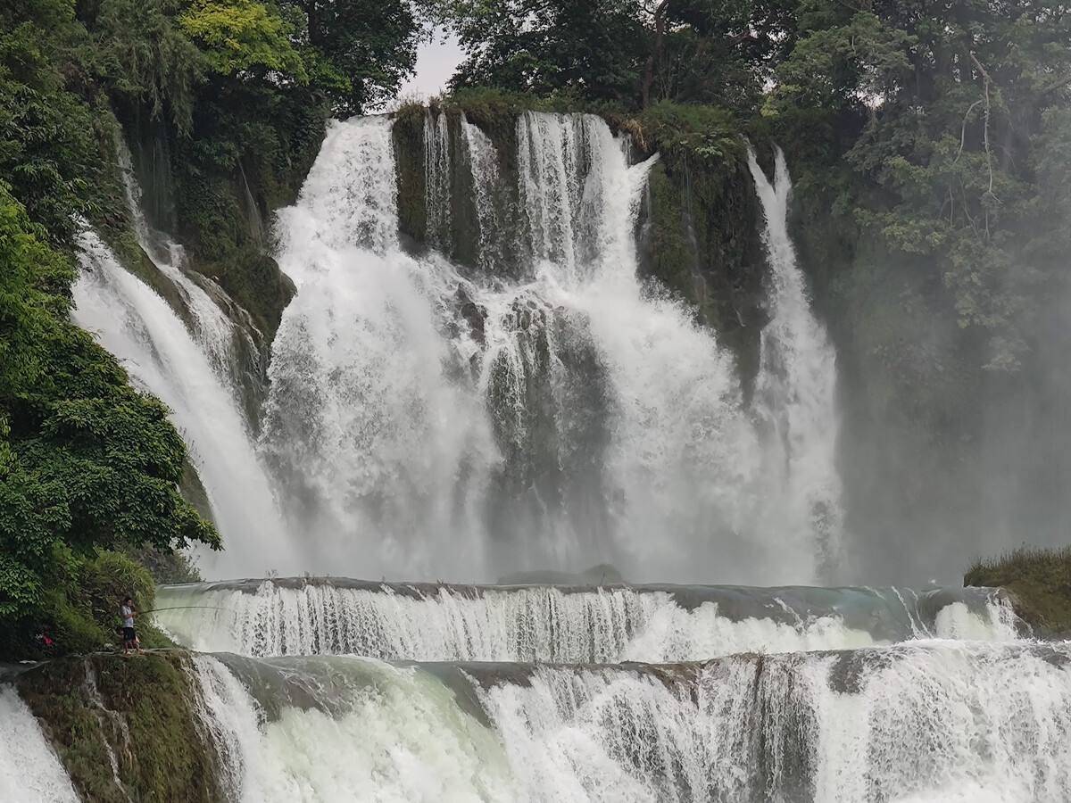 广西一处是国家生态旅游示范区的瀑布，气势磅礴，蔚为壮观