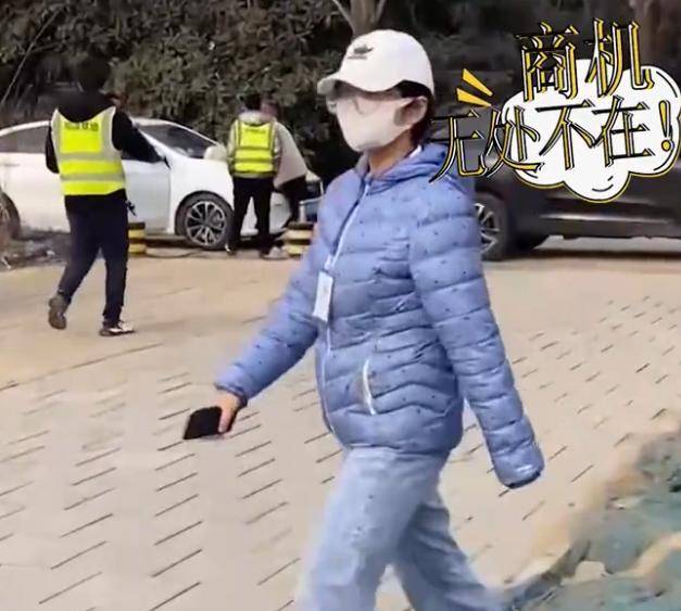 教练车|河南一男子陪女友练科三，结果现场做起生意，网友：赚个来回油钱