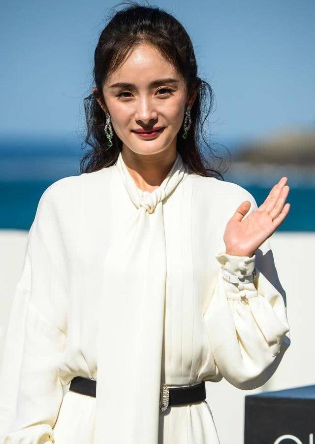 张图真别叫杨幂少女了，不修图真显老，眼袋皱纹都隐约可见！
