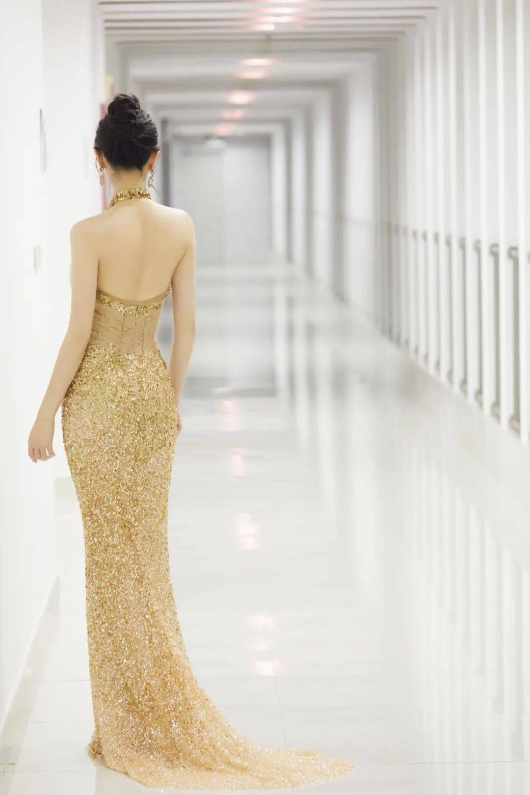 黄圣依 黄圣依、唐嫣、沈梦辰和迪丽热巴的裙装,光泽出现,优雅更为贵气