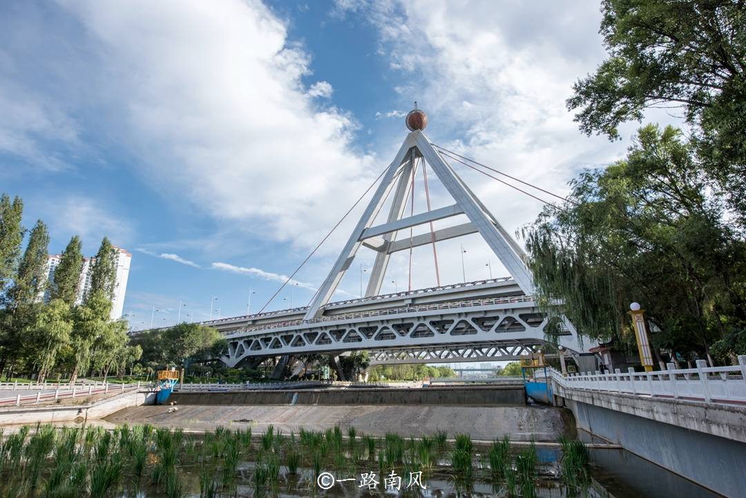 昆仑桥中心景观塔的高度为69.5米,塔顶的装饰性球体直径为5米.